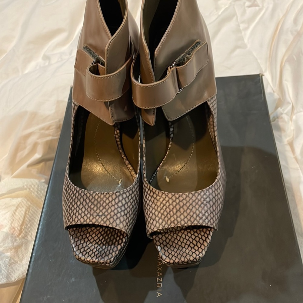 Heeled Olive and beige sandals